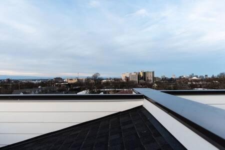 The Ludlow - Chic Rooftop & Peloton, Walk To Eats Holiday home