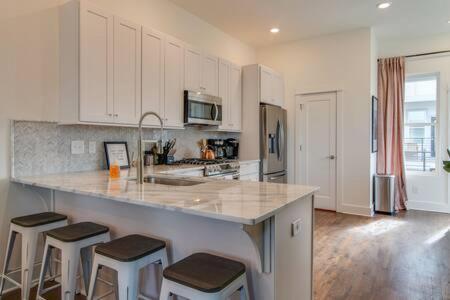 The Ludlow - Chic Rooftop & Peloton, Walk To Eats Holiday home